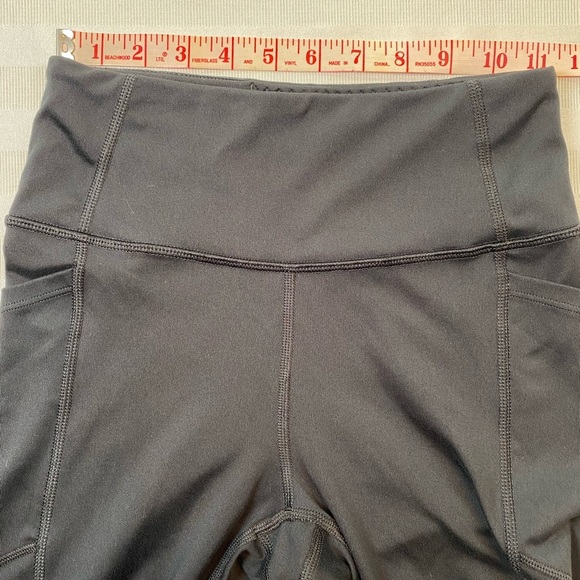 Victoria’s Secret Sz 4 Leggings 3 pockets High Rise Black Yoga Gold V Logo EUC - Picture 4 of 10